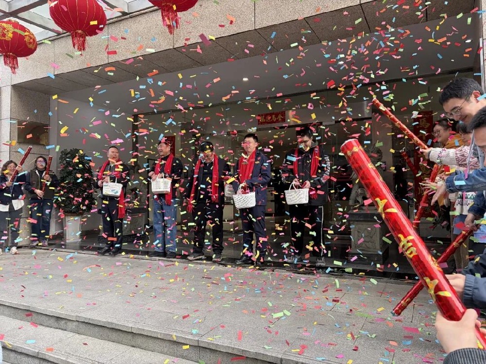策馬揚(yáng)鞭啟新程，巳巳如意開(kāi)門(mén)紅